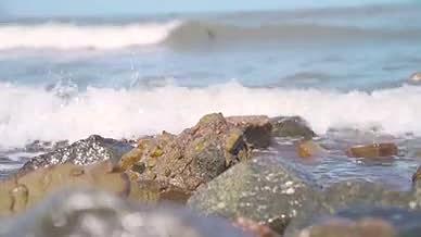礁石石头海岸海水海浪浪花视频的预览图